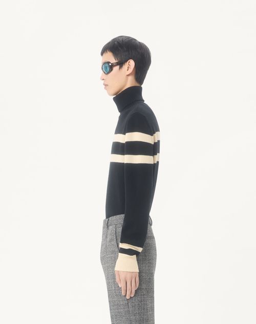 Valentino - Vロゴエンブロイダリー ウール ハイネック ニットプル - ブラック/バター - メンズ - ニット